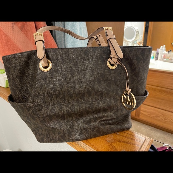 Gently used michael kors bag